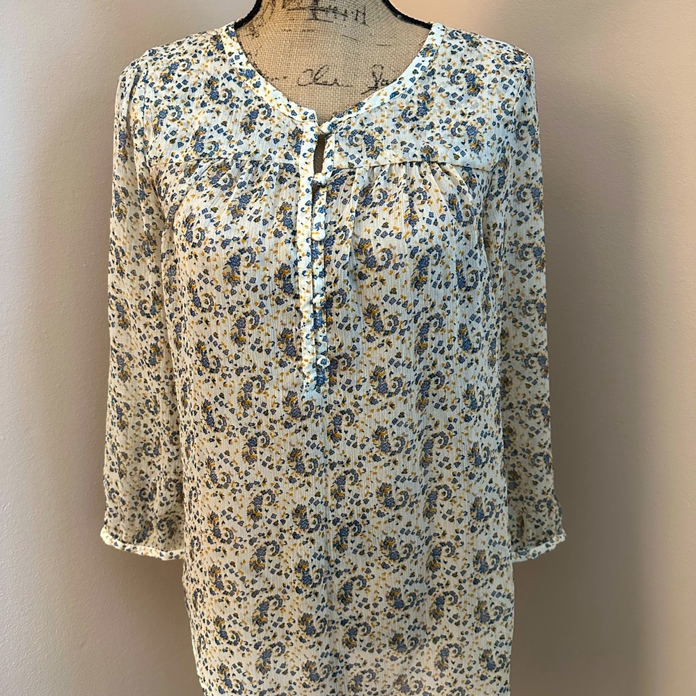Lucky Brand gauzy top with 3/4 sleeves and covered buttons.